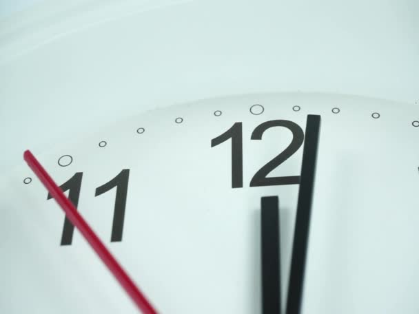 Le début du temps 12.01 am or pm, Horloge murale blanche Rouge seconde main Marcher lentement, Concept de temps
. - Séquence, vidéo