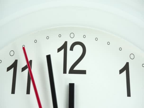 Κοντινά πλάνα λευκό ρολόι τοίχου πρόσωπο αρχή του χρόνου 12,57 πμ ή μμ, ρολόι λεπτό περπάτημα αργά, έννοια του χρόνου. - Πλάνα, βίντεο