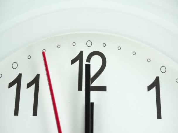Κοντινά πλάνα λευκό ρολόι τοίχου πρόσωπο αρχή του χρόνου 12,00 πμ ή μμ, ρολόι λεπτό περπάτημα αργά, έννοια του χρόνου. - Πλάνα, βίντεο