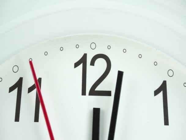 Zbliżenie Biały zegar ścienny twarz początku czasu 12.02 rano lub pm, Zegar minut spacerem powoli, Koncepcja czasu. - Materiał filmowy, wideo