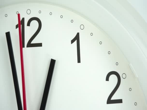 Κοντινά πλάνα λευκό ρολόι τοίχου πρόσωπο αρχή του χρόνου 12,58 πμ ή μμ, ρολόι λεπτό περπάτημα αργά, έννοια του χρόνου. - Πλάνα, βίντεο