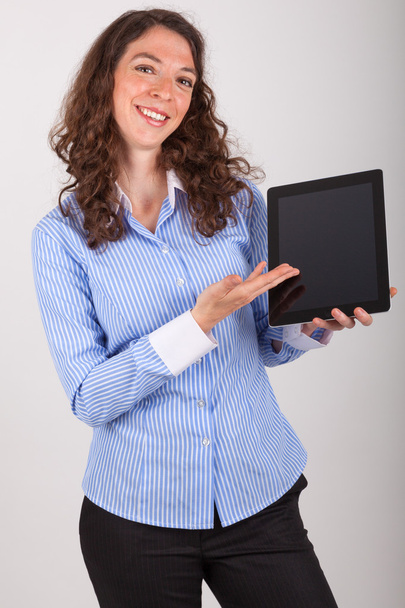La joven empresaria está trabajando con su tableta
 - Foto, imagen