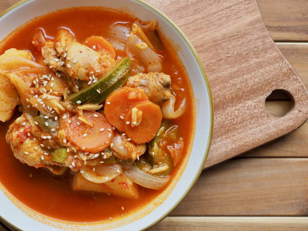 koreanisches Essen geschmort scharfes Huhn - Foto, Bild