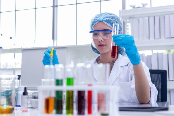 Giovani donne asiatiche scienziato ricerca e test in laboratorio
. - Foto, immagini