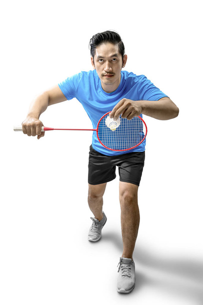 Asiático homem com badminton raquete segurando shuttlecock e pronto em
 - Foto, Imagem