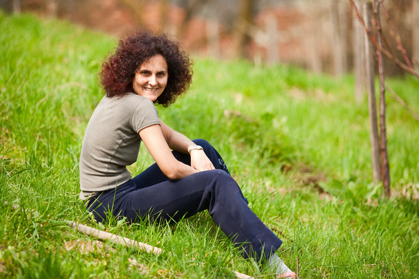 Redhead lady sitting in grass - Fotografie, Obrázek