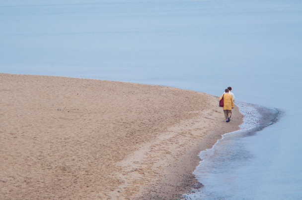 Turyści spacerujący po plaży - Zdjęcie, obraz