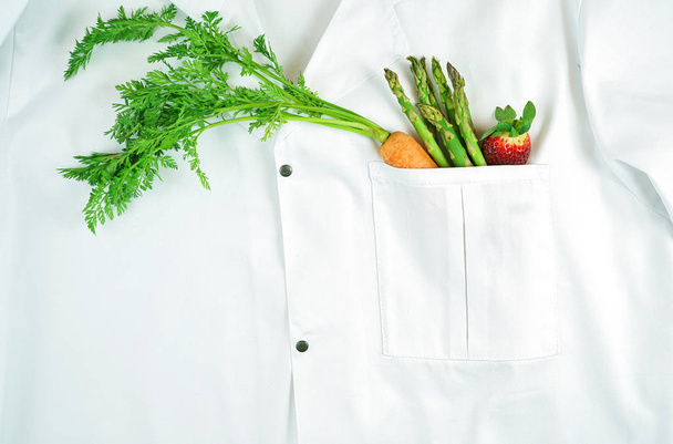 Gezond lifestyle concept met dokters Labcoat en gezonde voeding. - Foto, afbeelding
