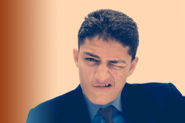 jeune homme d'affaires portant chemise de couleur bleue et cravate noire avec expression de paresse fatiguée sur le visage posant sur fond de studio
  - Photo, image