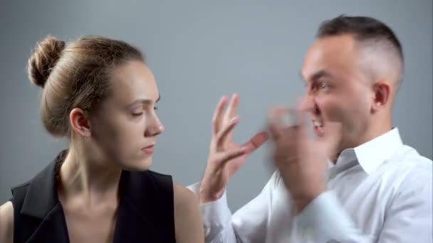 Videó a dühös ember és barátnője a szürke háttér - Felvétel, videó