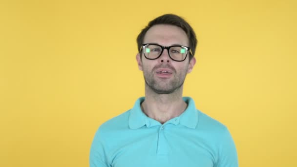 Young Man Thinking New Idea, Yellow Background - Video, Çekim
