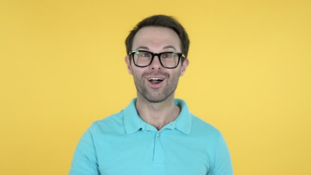 Young Man Pointing at Camera Isolated on Yellow Background - Metraje, vídeo