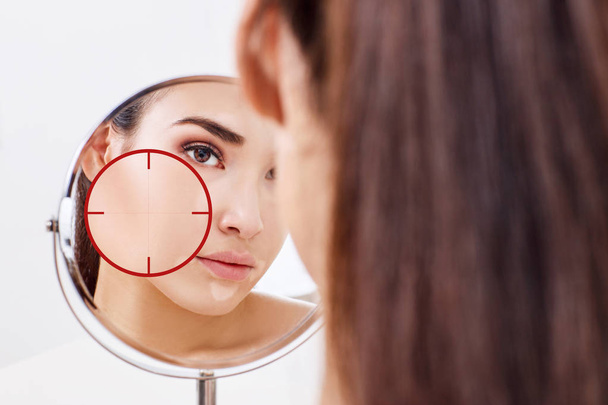 Nainen vitiligo katsoo peiliin
. - Valokuva, kuva