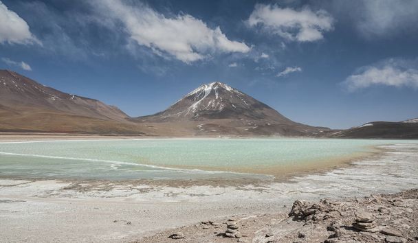 ラグーナベルデは、リカンキャブル火山、スルリペス - ボリビアの近くのエドゥアルド・アヴァロア・アンデス動物相国立公園に位置する非常に濃縮された塩湖です。 - 写真・画像