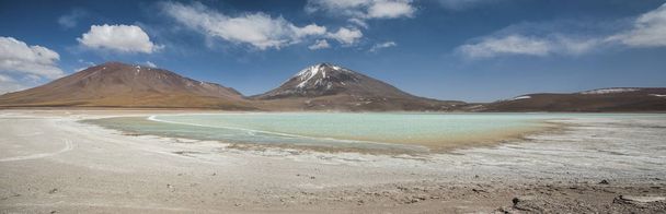 Laguna Verde est un lac salé très concentré situé dans le parc national de la faune andine Eduardo Avaroa près du volcan Licancabur, sur Lipez - Bolivie
 - Photo, image