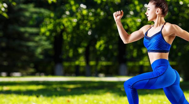 Giovane donna sportiva che fa jogging all'aperto in estate
. - Foto, immagini