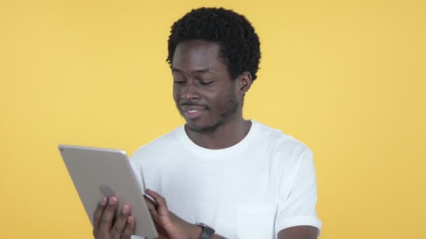 Young African Man Browsing Internet, Using Tablet - Materiaali, video