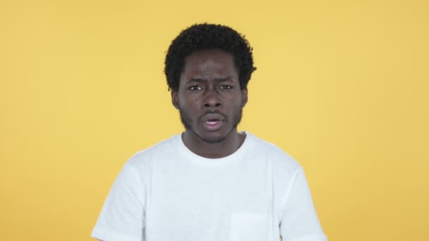 Shocked Young African Man Surprised by Wonder Isolated on Yellow Background - Video, Çekim