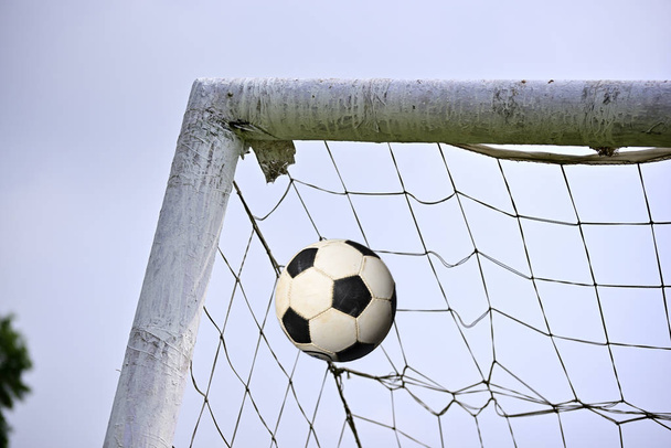 Bir gol puan, futbol topu futbol gol girmek eğilimindedir - Fotoğraf, Görsel