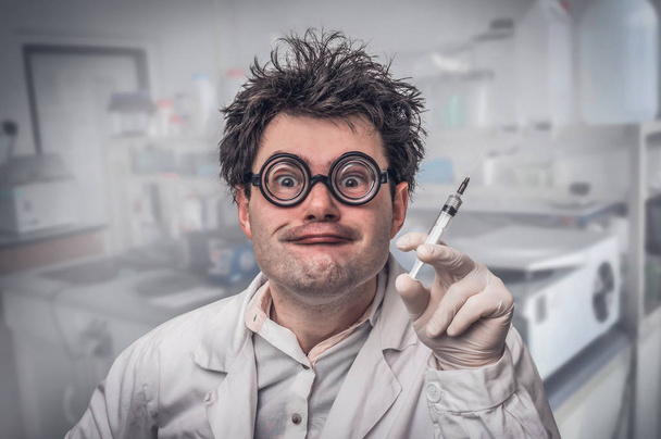 Científico loco realiza experimentos en su laboratorio
 - Foto, Imagen