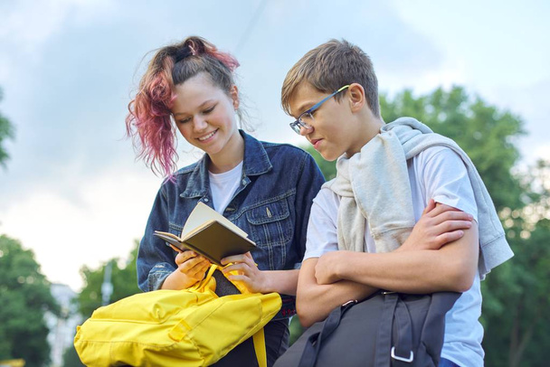 Retrato al aire libre de dos adolescentes estudiantes que hablan
 - Foto, imagen