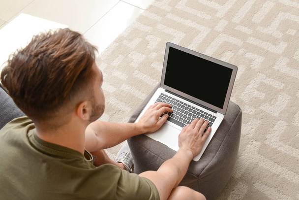 Evde laptop istirahat ile yakışıklı adam - Fotoğraf, Görsel