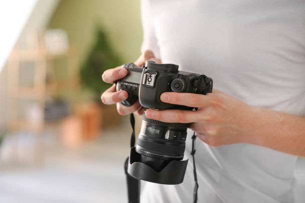 Хлопчик-підліток з фотоапаратом вдома, крупним планом
 - Фото, зображення