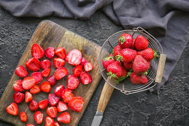 Composition with ripe strawberry on dark background - Valokuva, kuva