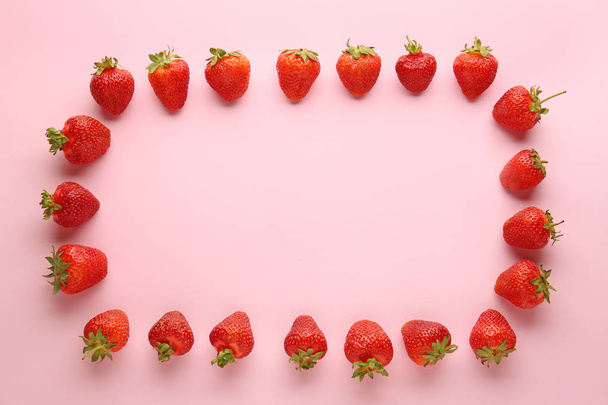 Rahmen aus süßen reifen Erdbeeren auf farbigem Hintergrund - Foto, Bild