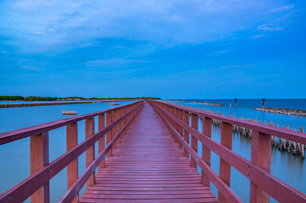 Kaunis kävelytie punainen puinen silta illalla Bang Kh
 - Valokuva, kuva