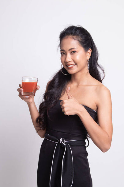Young Asian woman thumbs up with tomato juice. - Fotoğraf, Görsel