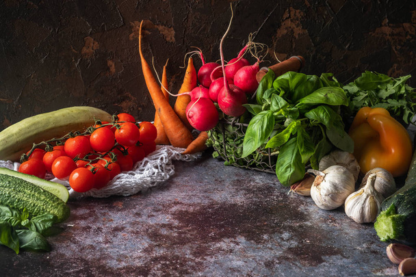 テーブルの上の新鮮な野菜、自然の健康食品、ベジタリアン食品。素朴な構成、暗い背景. - 写真・画像