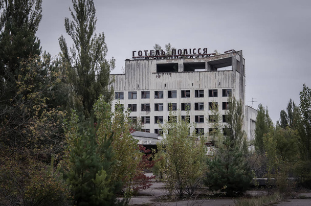 Pripyat Hotel "Polesie". Uitsluitingsgebied van Tsjernobyl. Het ongeval in de kerncentrale van Tsjernobyl. De gevolgen van het ongeval. Gele straling teken. Gevaarlijk gebied. Infectie met Radia - Foto, afbeelding