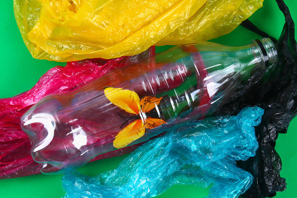 Μόλυνση της πλαστικής φύσης στον περιβαλλοντικό πρόβλημα. Πεταλούδες πλαστικά μπουκάλια. Μηδέν απόβλητα. Οικολογία - Φωτογραφία, εικόνα