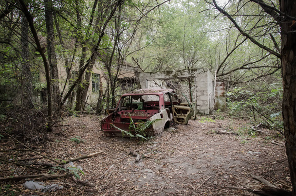 La ville de Pripyat. Zone d'exclusion de Tchernobyl. L'accident à la centrale nucléaire de Tchernobyl. Les conséquences de l'accident. Panneau de rayonnement jaune. Territoire dangereux. Infection par rayonnement
 - Photo, image