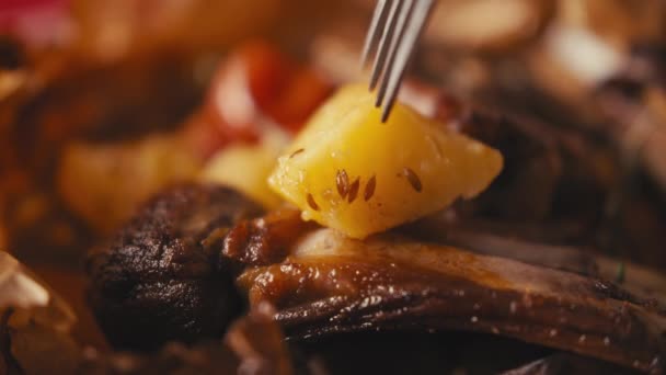 traditionelles Balkan-Essen in Nahaufnahme - Filmmaterial, Video
