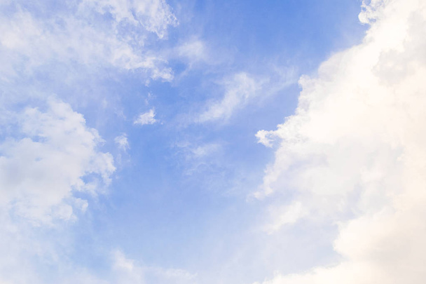 Γαλάζιος ουρανός με σύννεφο. Ημέρα εκκαθάρισης και καλός καιρός στη Μόρνιν - Φωτογραφία, εικόνα