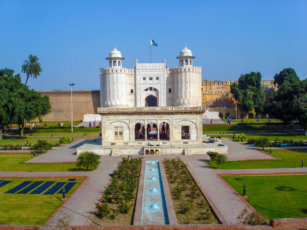 Az 1566-ban épült Lahore történelmi erődítmény főkapuja                               - Fotó, kép
