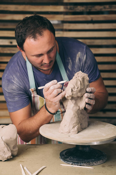 Uomo modellare scultura in studio
. - Foto, immagini