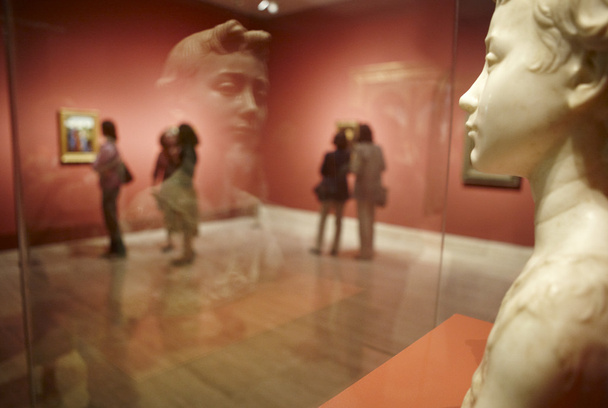 Estatua en una galería
 - Foto, Imagen