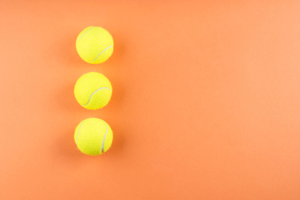 drei Tennisbälle auf orange. Konzept - Foto, Bild