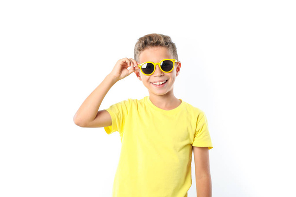 Camiseta niño de color amarillo con gafas de sol aisladas sobre fondo blanco
 - Foto, Imagen