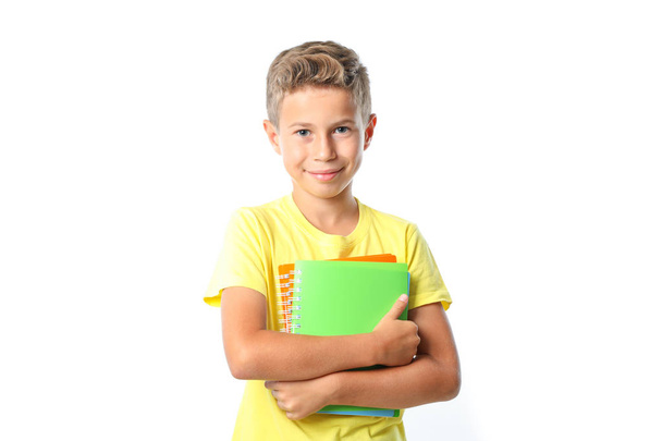 Chlapec ve žlutém tričku s copybook izolovanými na bílém pozadí - Fotografie, Obrázek