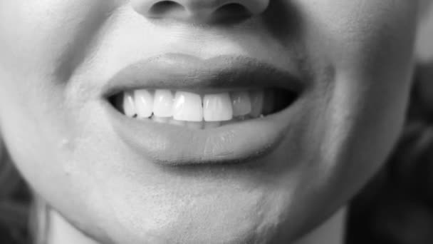 Donna mostrando la lingua e toccando i bei denti bianchi da esso
. - Filmati, video