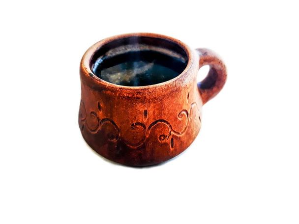 Una taza de café aislado. Bebida caliente en la cafetería. Taza de arcilla en estilo etno. Taza de café al vapor
. - Foto, Imagen