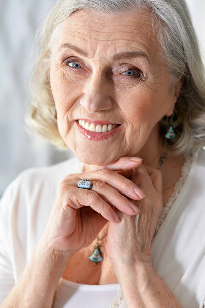 portrait of happy senior woman at home - Foto, afbeelding