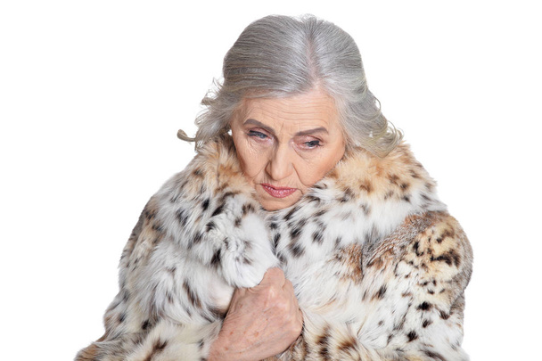 retrato de triste hermosa mujer mayor en abrigo de piel, posando sobre fondo blanco
 - Foto, imagen