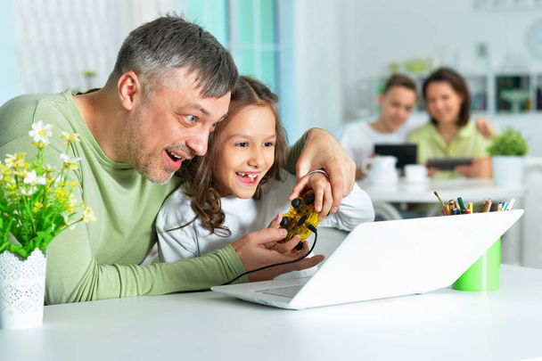 Apa kislánya segítségével laptop játék  - Fotó, kép