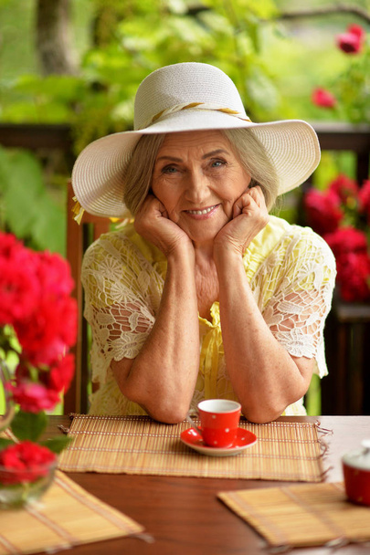 Portrait of a happy aged woman  drinking coffee  - Foto, Imagem