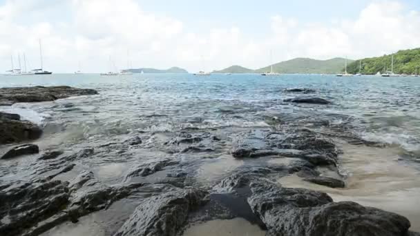 Τοπία της ακτογραμμής στην παραλία Ao Yon, κύματα ξεβράστηκαν στους βράχους σε θέα σε χαμηλή γωνία, θάλασσα Ανταμάν με γιοτ κάτω από συννεφιασμένο γαλάζιο ουρανό στο Πουκέτ, Ταϊλάνδη. - Πλάνα, βίντεο